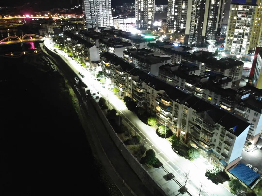 为民办实事社区排忧办实事小路灯点亮大民生