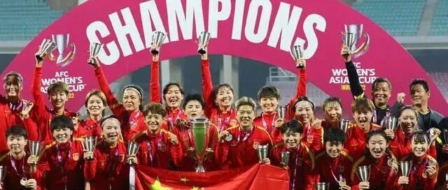 中国女足亚洲杯夺冠后，黄健翔徐阳哽咽落泪：这是中国足球应该有的模样