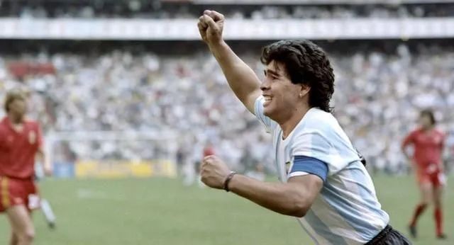 这届世界杯,在时任的阿根廷主帅比拉尔多的打造下,马拉多纳成为了这支