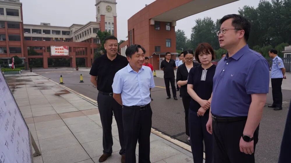 应城华茂外国语学校:市长胡光怀视察我校中考准备情况