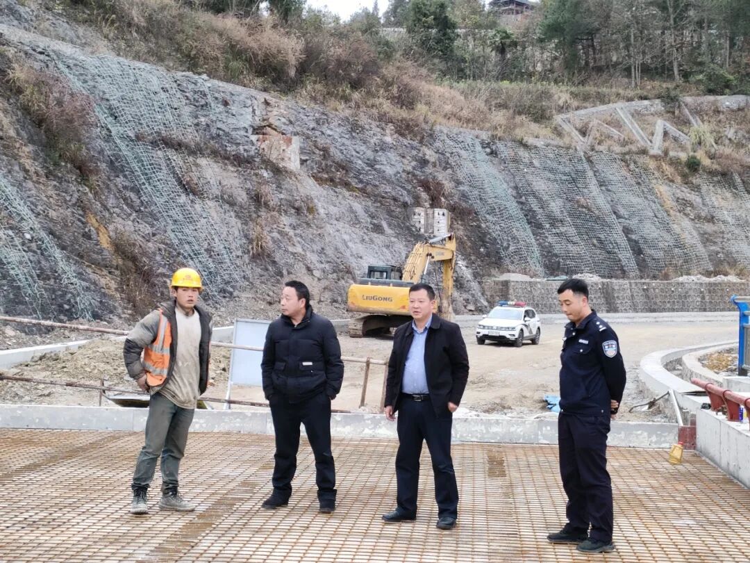 乡党委副书记,乡长郭继军带队到登坪村指导中坝街道至白沙镇(国荣段)