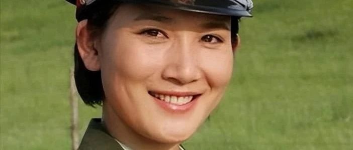 侯勇的前妻潘雨辰,离婚后和女儿患难与共,现在45岁如冻龄少女