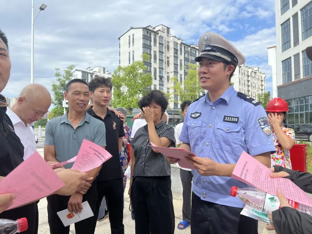 8月2日,抚州市公安局交警支队联合抚州市临川区消防救援大队开展美丽