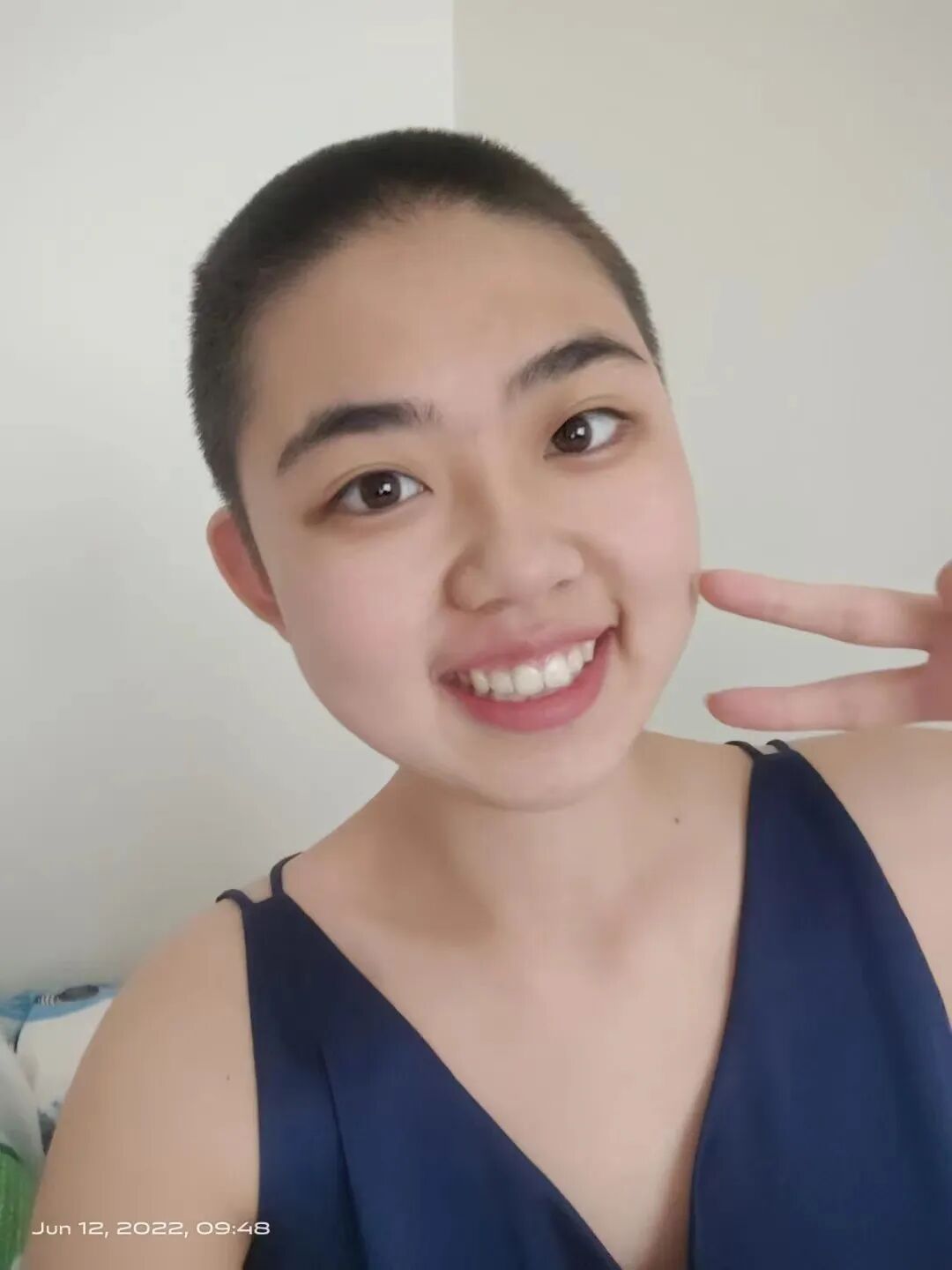 图 | 书晗剃完寸头当天的自拍有了剃寸头的经历之后,书晗会不时通过