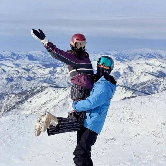 杨采钰晒雪场甜照 张向荣公主抱?机场同框飞新疆