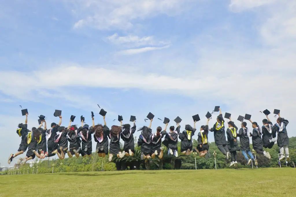 硕士服是研究生最好的医美,学士表示：一定要穿上硕士、博士的学位服！！！