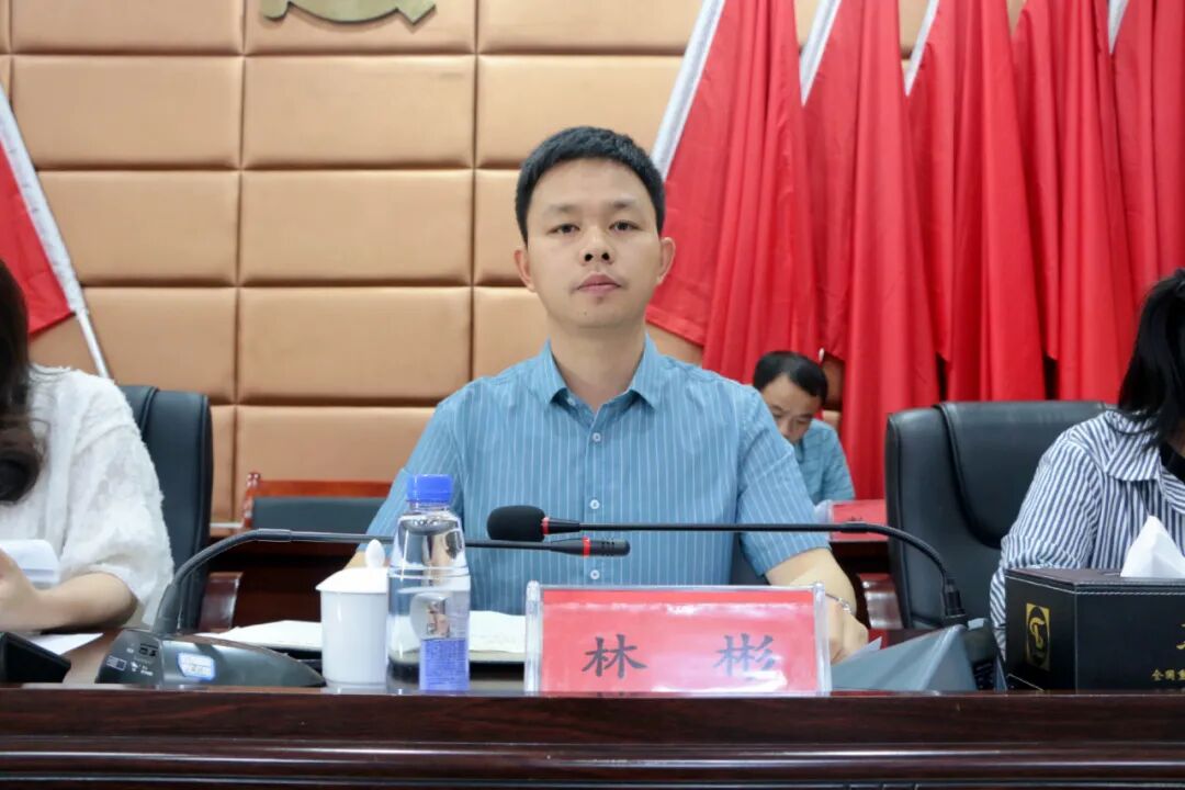 镇党委副书记,镇长林彬指出,肯定成绩,正视差距,切实增强工作的紧迫感