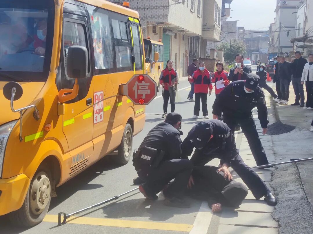 白土镇开展校车安全应急演练活动