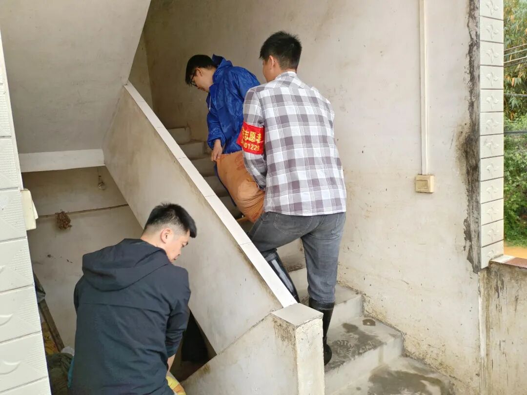 白土镇兵支书抗洪抢险勇冲锋初心不改为群众