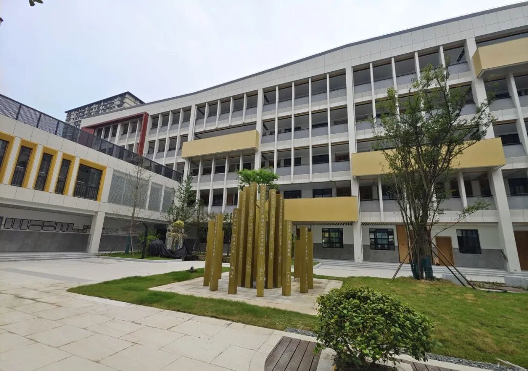 海宁市第五中学教育集团龙渡初中校区位于海宁市许村镇万隆路南侧
