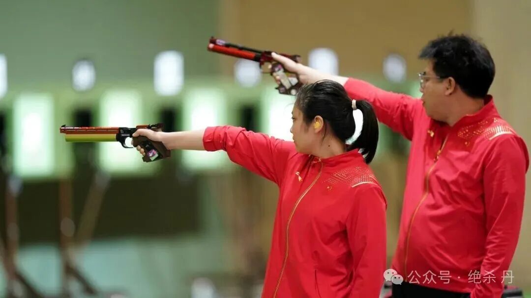 教练站在射手身后观察满弓动作