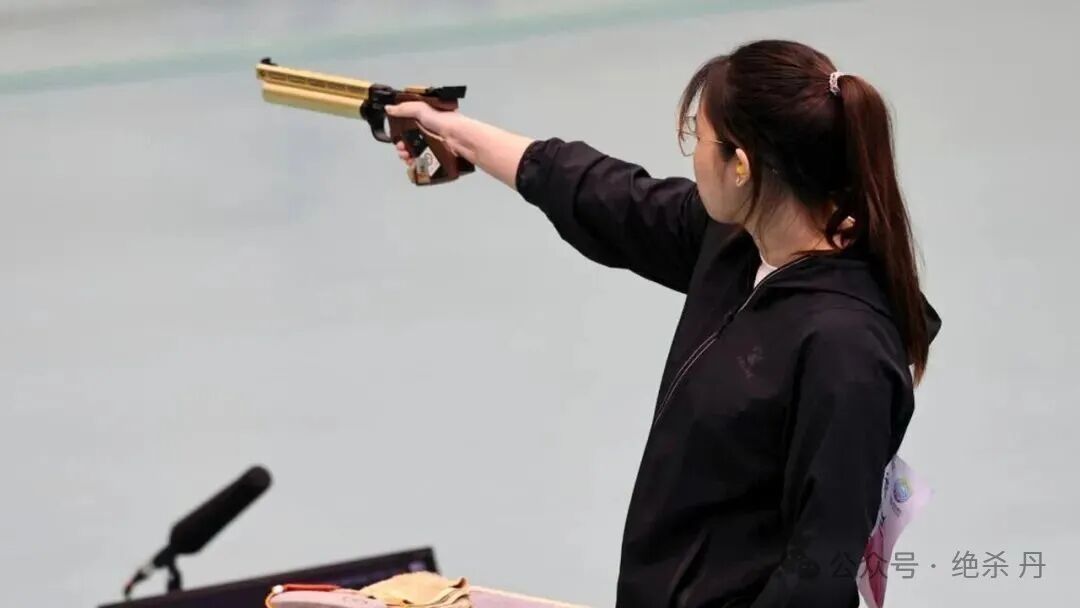 气手枪射手单臂举枪侧视