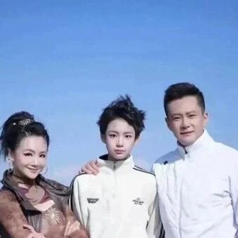 曹颖14岁儿子美上热搜!探班妈妈时被拍,五官精致似少女