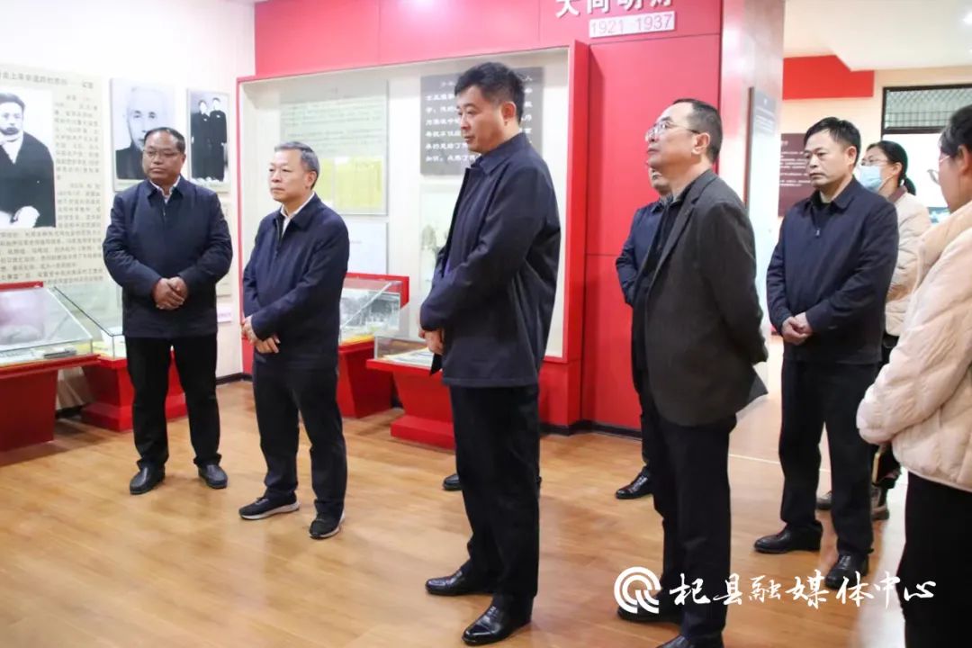 中国记协党组成员书记处书记殷陆君走进杞县大同中学穆青纪念馆开展