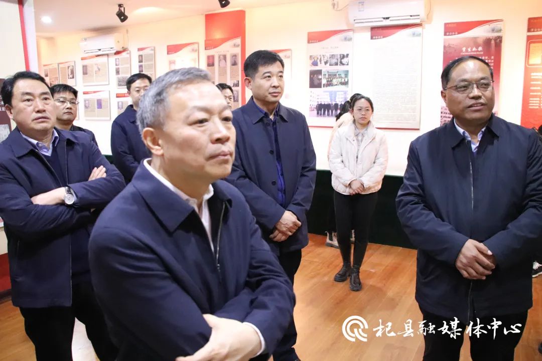 中国记协党组成员书记处书记殷陆君走进杞县大同中学穆青纪念馆开展