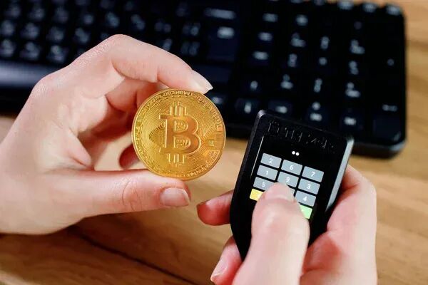 在键盘背景下关闭手持比特币和加密硬件冷钱包的女性 加密货币安全存储 — 图库照片