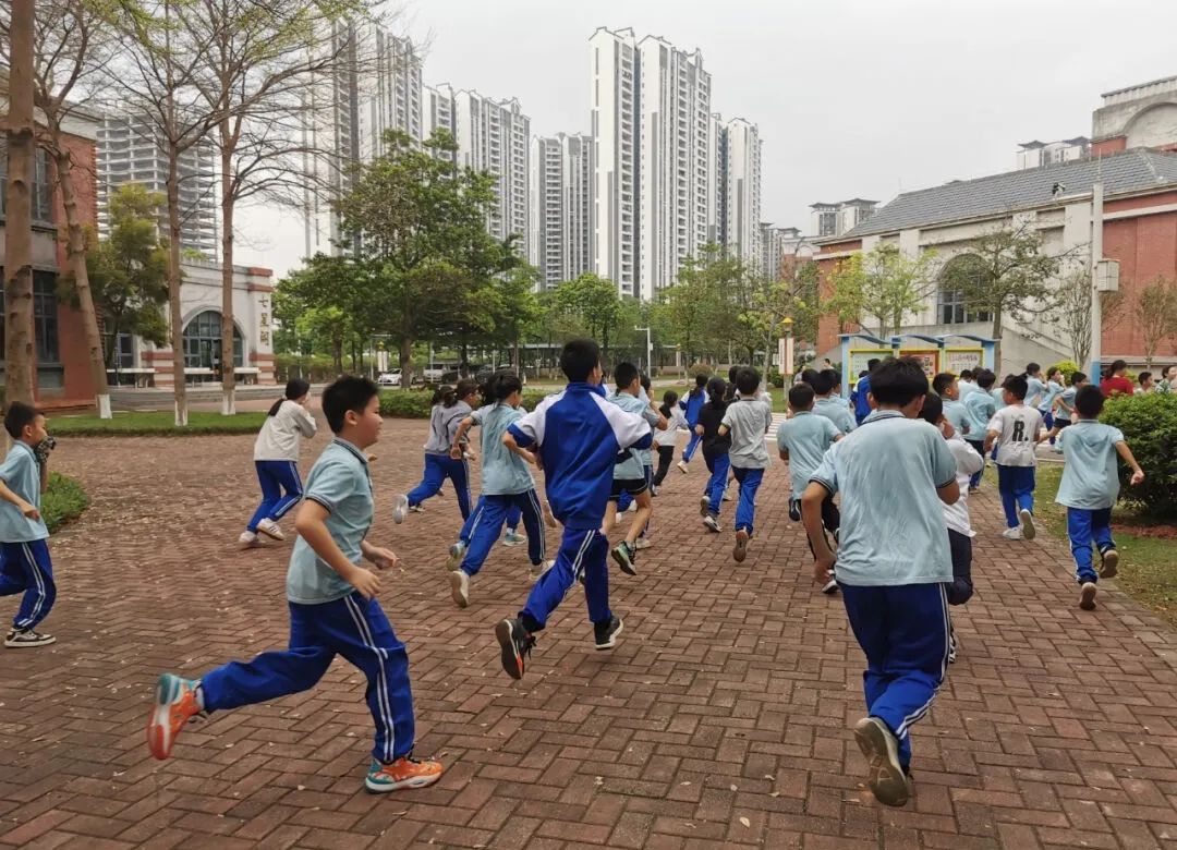 肇庆宣卿中学举行消防安全演练