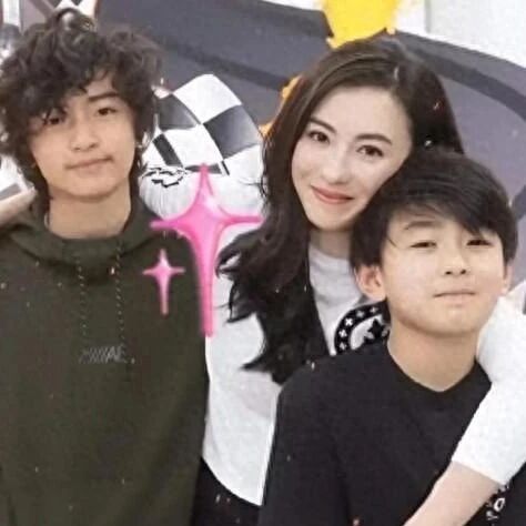 张柏芝罕见晒出小儿子,侧脸看起来像哥哥,这么多年生父依旧成谜