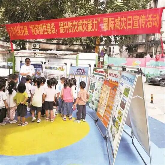 万丰社区在蘑菇亭举办社区活动