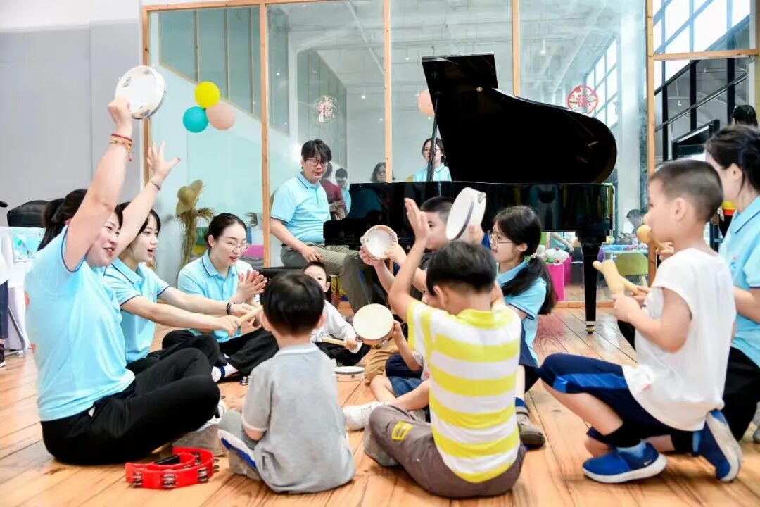 在音乐疗愈体验摊位，孩子们在专业康复志愿者的带领下一起唱歌