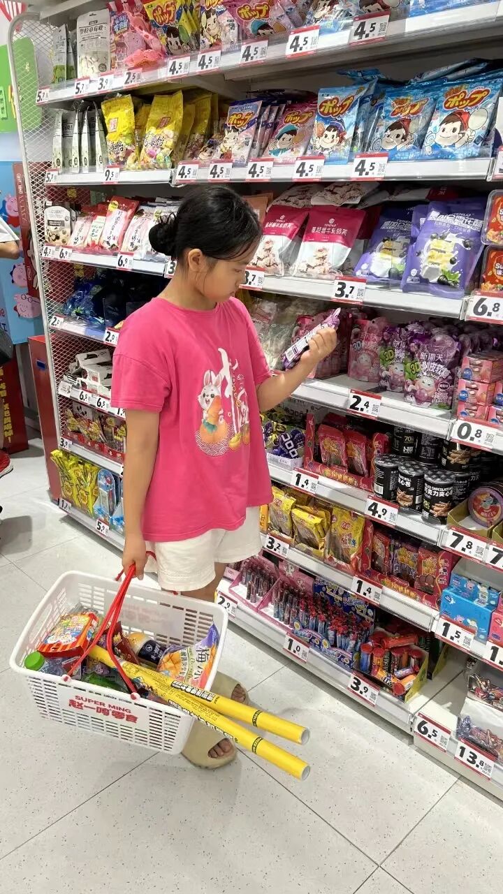 用广州“公益时间”志愿服务积分兑换零食礼包的儿童志愿者在选购喜欢的零食