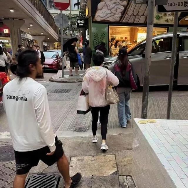 34岁Angelababy:素颜逛中环,穿搭低调太接地气?网友:昔日混血女神,如今普通辣妈!