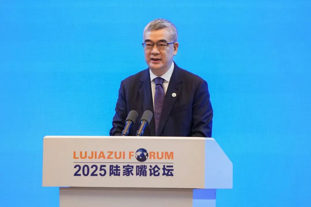 中国人民银行副行长、国家外汇局局长朱鹤新在2025陆家嘴论坛上的主题演讲