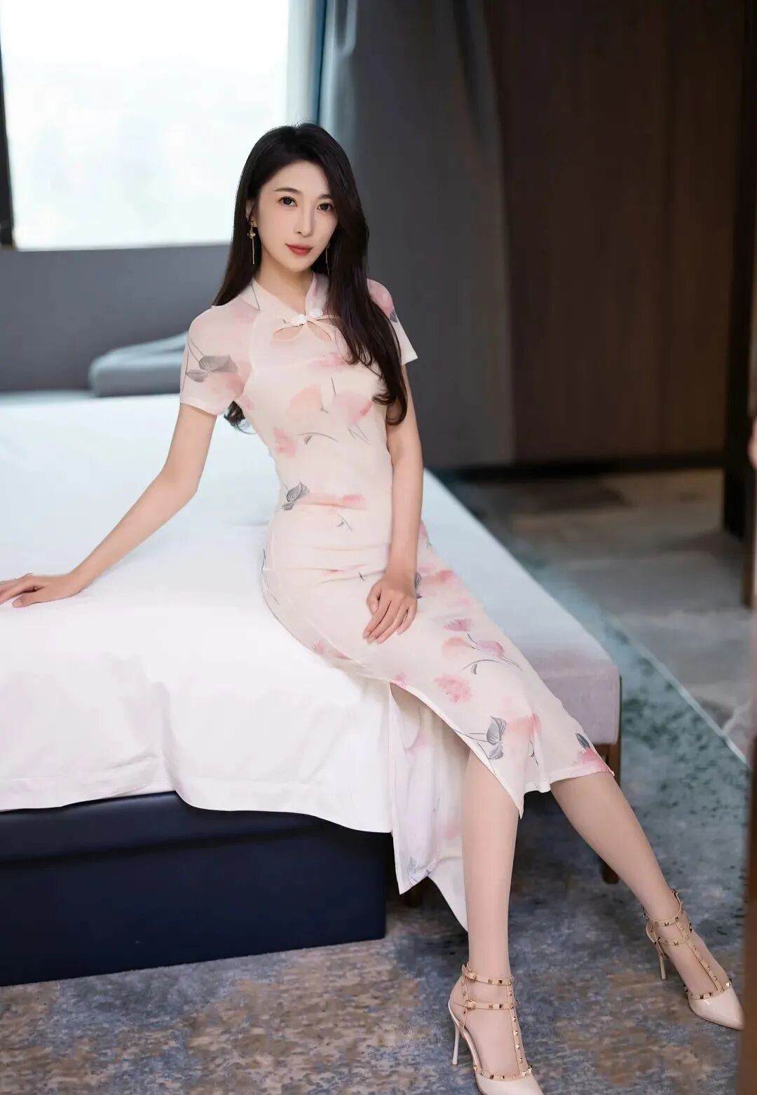 旗袍的每一个元素都蕴含着丰富的历史文化内涵,它不仅仅是一件衣服,更