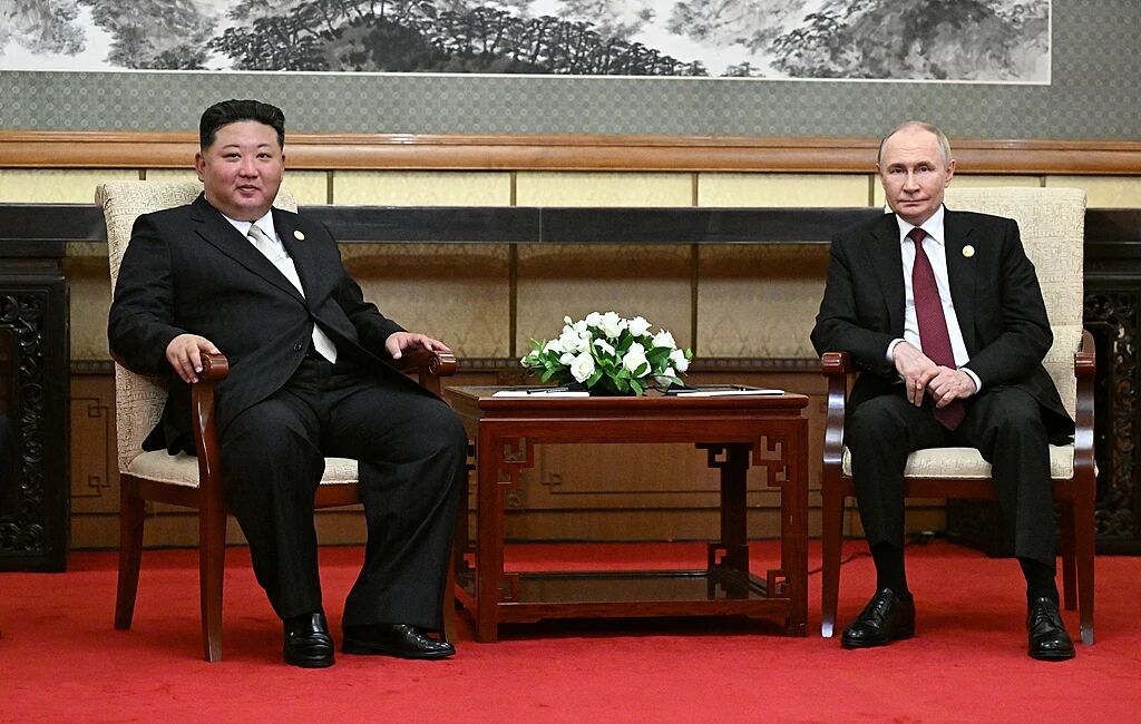 普京与金正恩长谈两个半小时,普京与金正恩长谈两个半小时，金正恩与禹元植握手致意