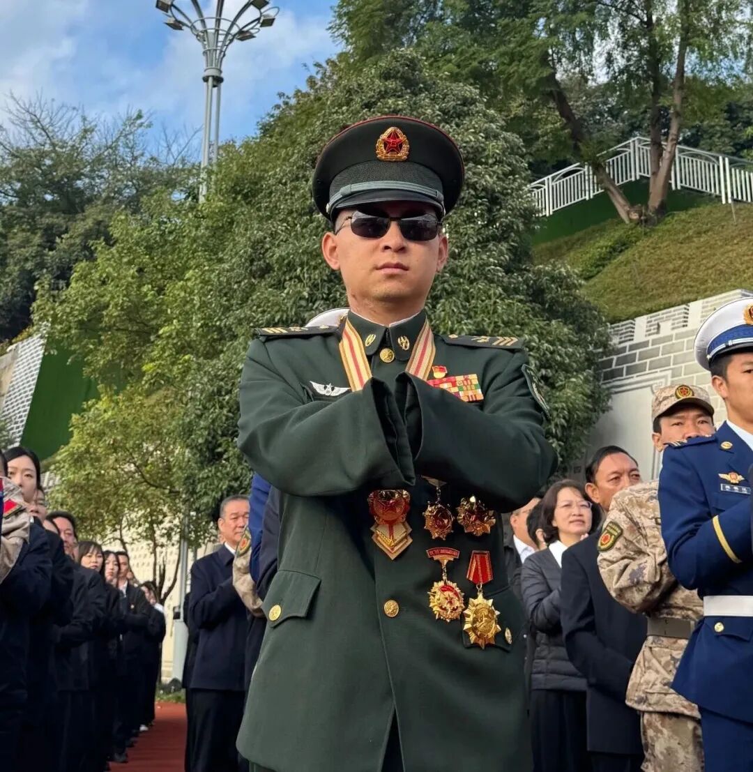 杜富国落泪_人民日报