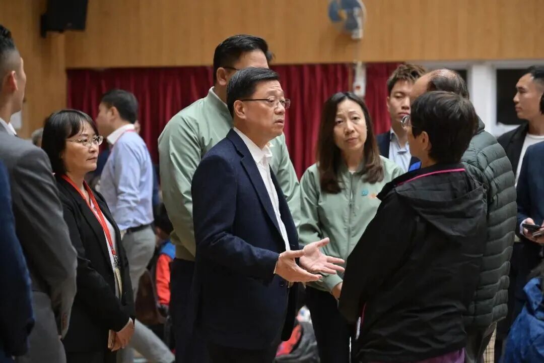 李家超26日前往临时庇护中心探望大埔宏福苑五级火警受影响居民。