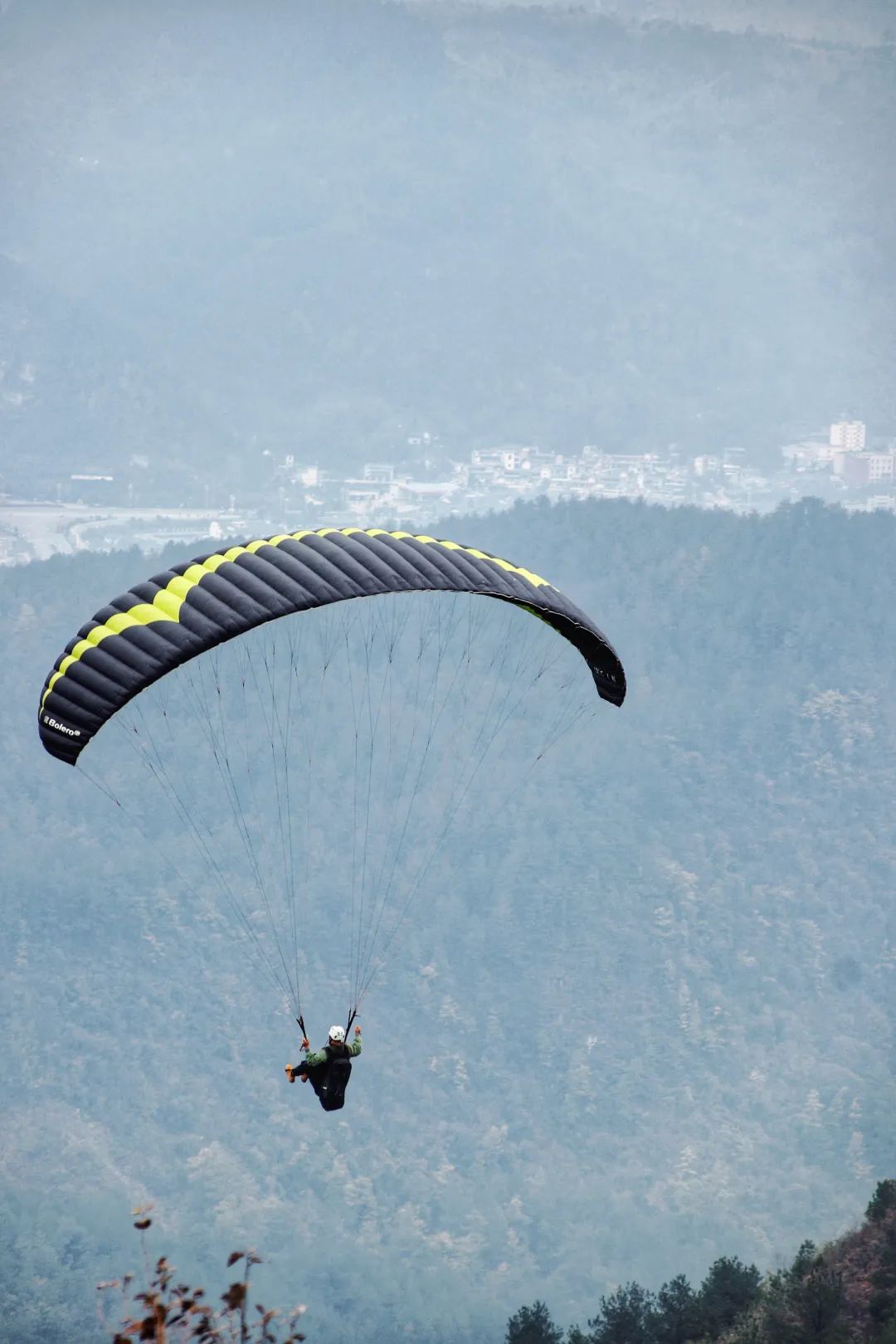 第二届龙里油画大草原滑翔伞公开赛成功举办