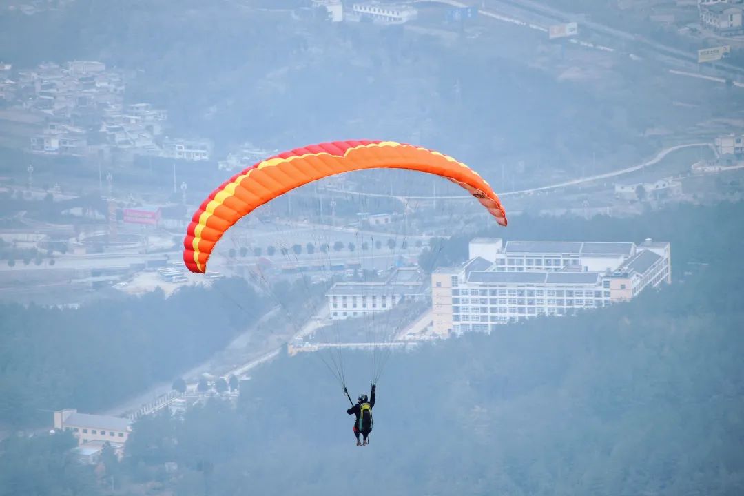 第二届龙里油画大草原滑翔伞公开赛成功举办