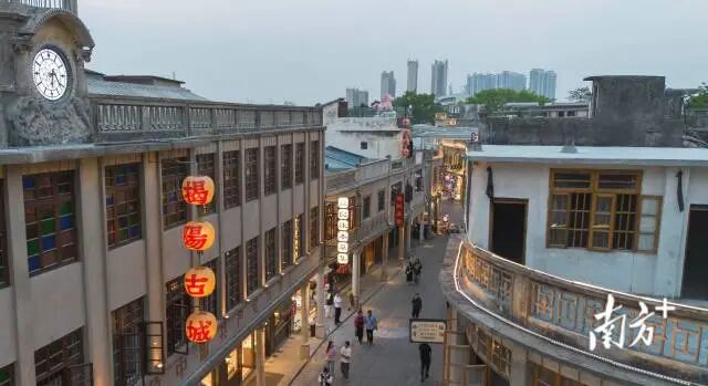 “五一”前夕，记者拍到古城骑楼上的“揭阳古城”灯笼。