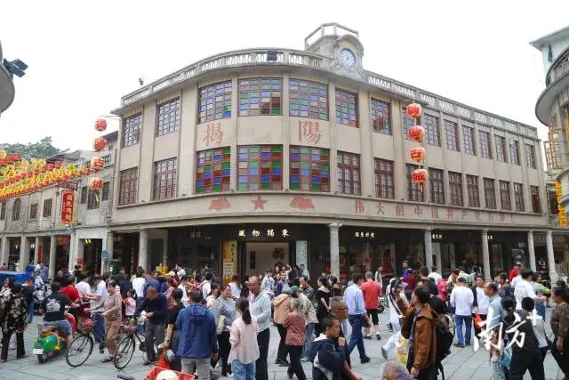 “五一”假期，揭阳古城核心区思贤路与中山路交界处游客如织。南方+记者 林捷勇 摄