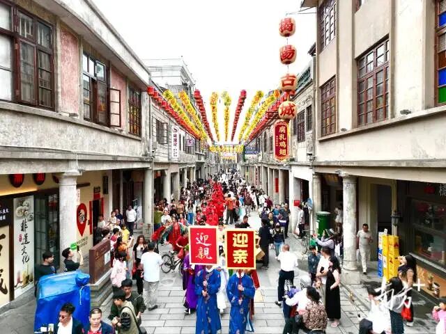 “五一”假期，揭阳古城中山路骑楼街上，揭阳市首届结婚周年纪念活动热闹非凡。陈憧炜 摄