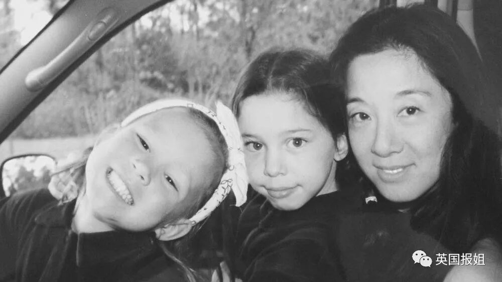 73岁华裔婚纱女王颜值引热议！庆生戴王冠穿吊带短裤，露出纤细大长腿（组图） - 41