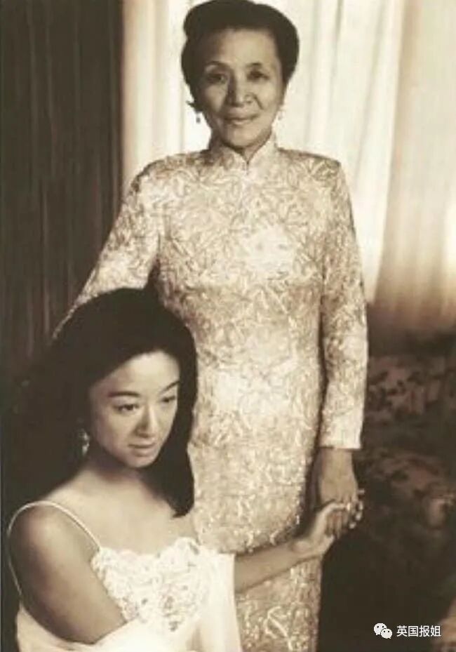 73岁华裔婚纱女王颜值引热议！庆生戴王冠穿吊带短裤，露出纤细大长腿（组图） - 28