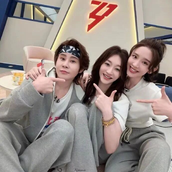 李小冉哽咽回应一公第一:我们的起跑线很低,希望以后可以向唱功好、跳得好的姐姐看齐;《心愿便利贴》舞台&ldquo;翻车&rdquo;却爆红