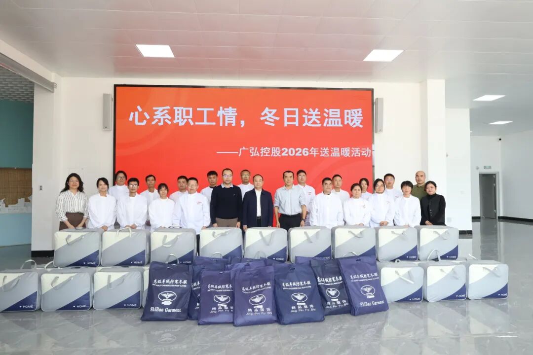 1何董在信华食品公司慰问一线员工.jpg