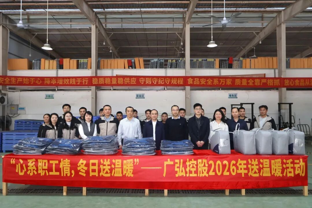 2何董在信华供应链公司慰问一线员工.jpg