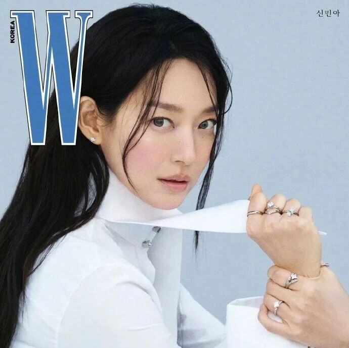 申敏儿 * W Korea 三月刊|白衫藏清韵,珠宝见风华