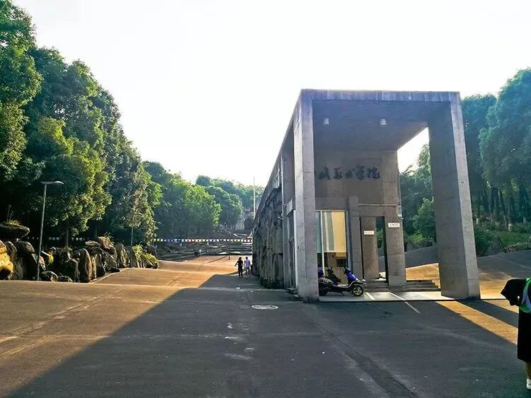 科学城迎新 | 四川美术学院新生入学指南来袭,请注意查收_校园_广场