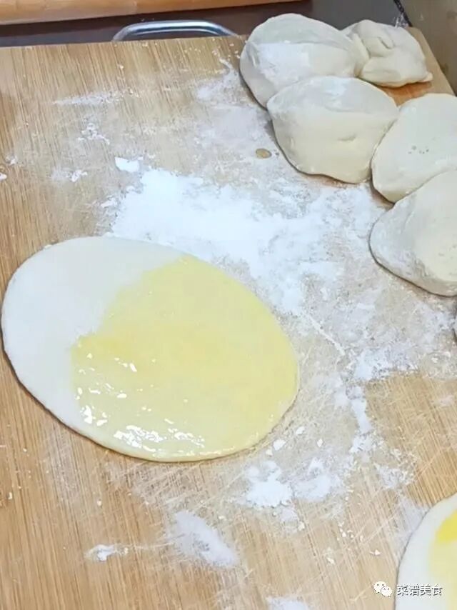 月亮馍的做法，教你在家做出面饼暄软的月亮馍