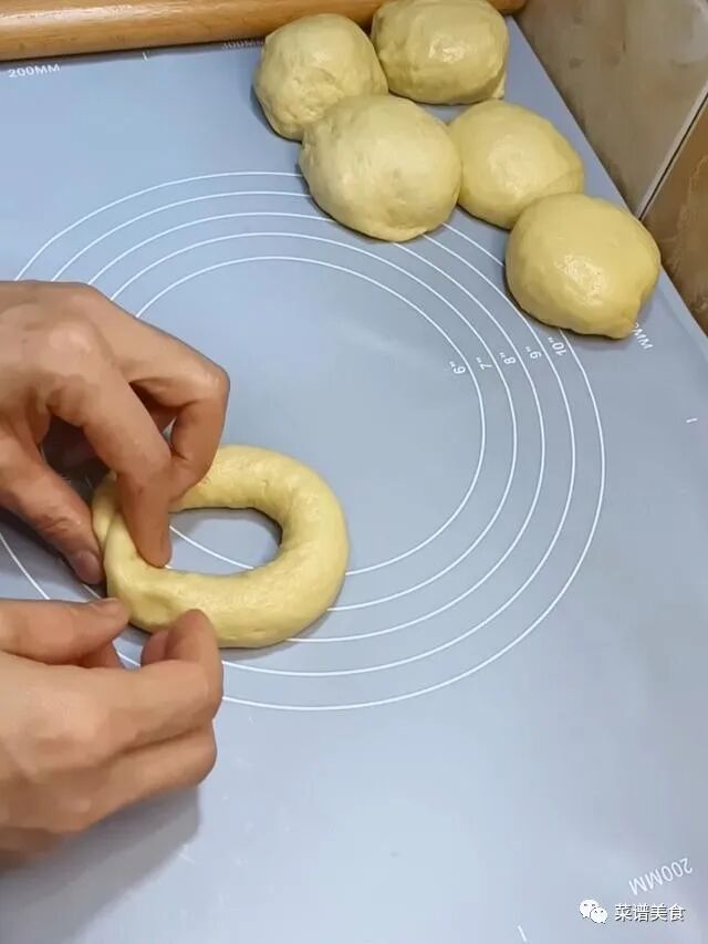 面包皮萨做法，比正宗披萨还好吃，暄软拉丝！