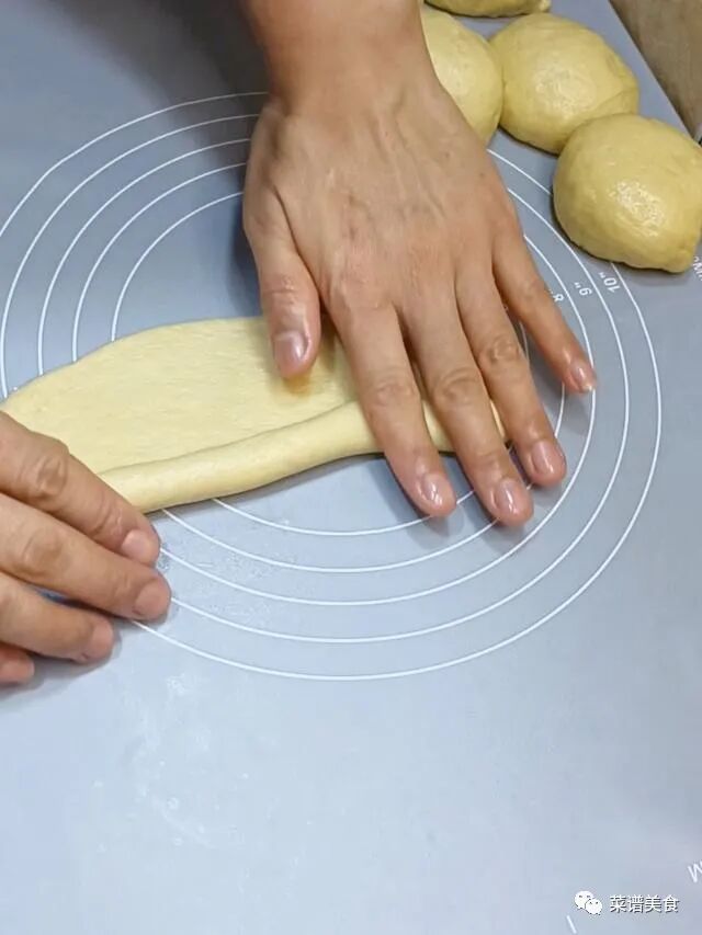 面包皮萨做法，比正宗披萨还好吃，暄软拉丝！