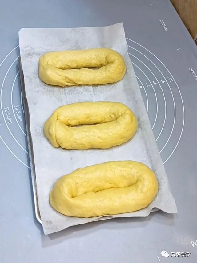 面包皮萨做法，比正宗披萨还好吃，暄软拉丝！