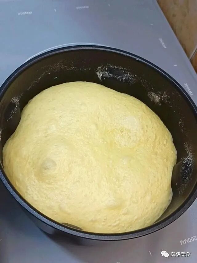 面包皮萨做法，比正宗披萨还好吃，暄软拉丝！