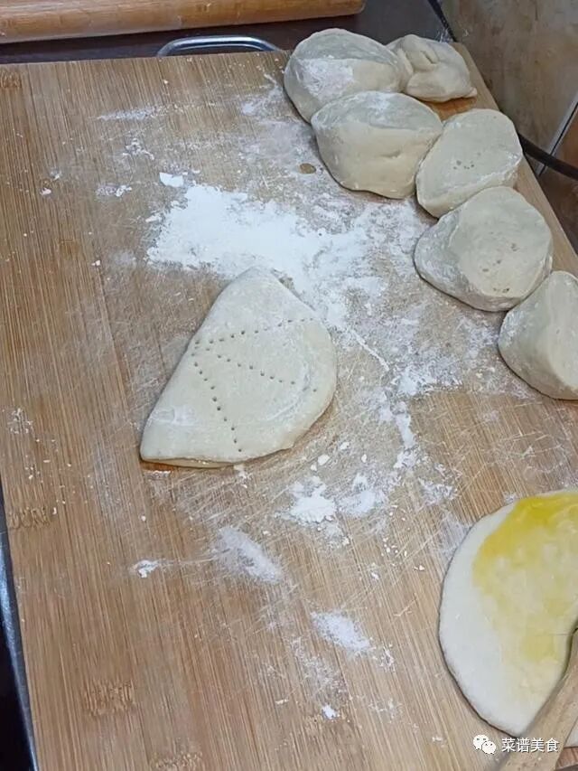 月亮馍的做法，教你在家做出面饼暄软的月亮馍