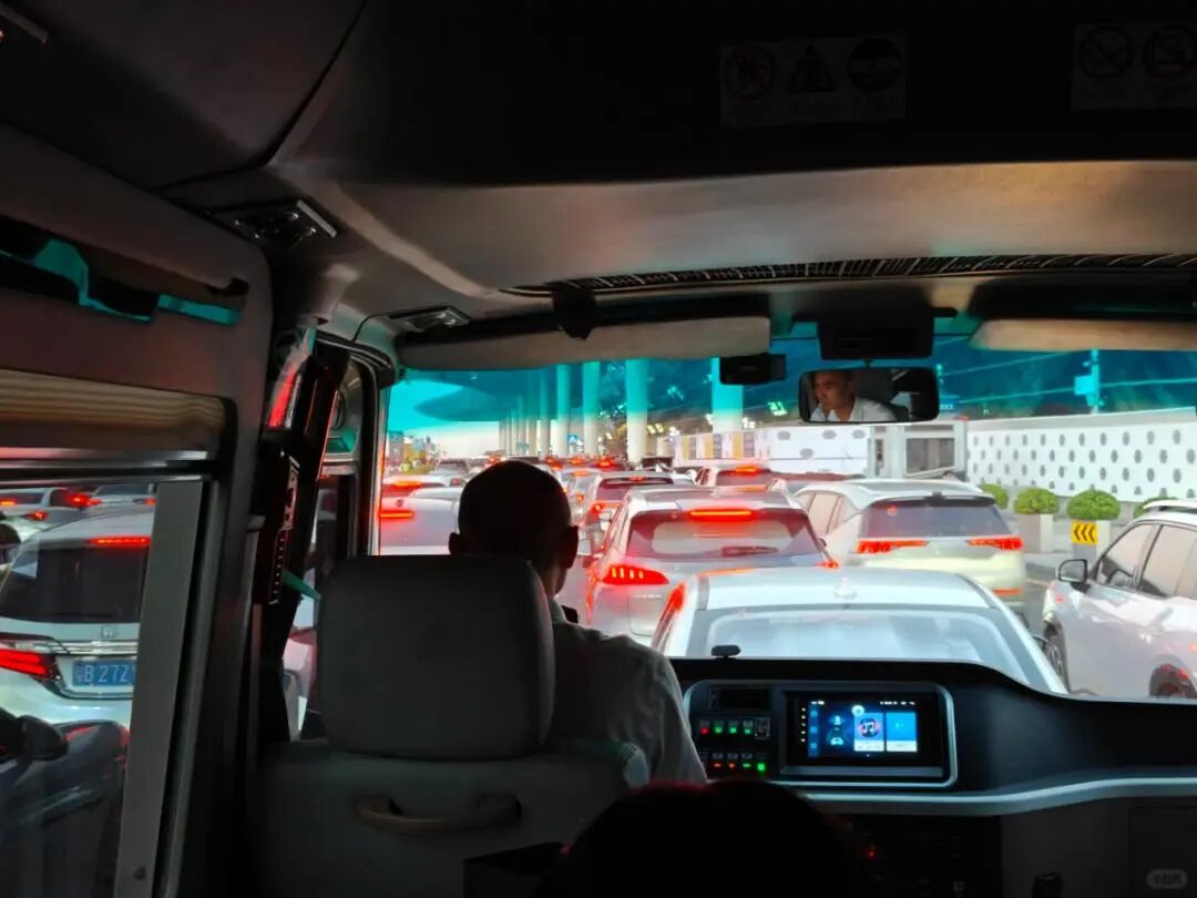提前出发的人凌晨5点堵在路上